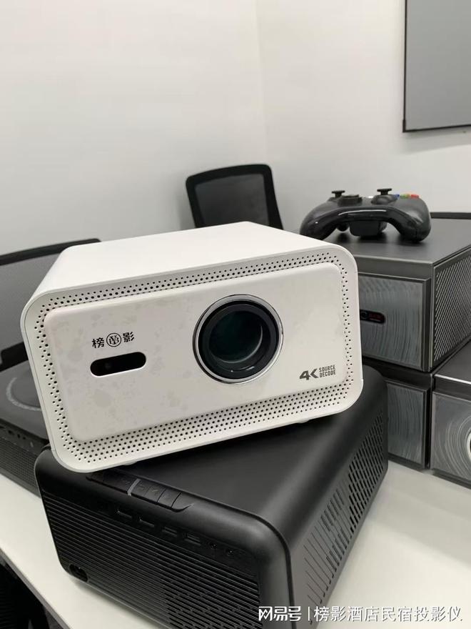 升级：投影仪成核心配置之选九游会J9酒店客房数字化(图2)